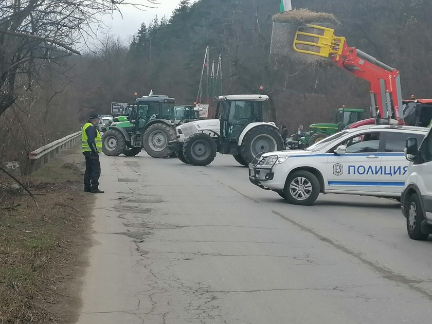 Протестиращи земеделци затвориха пътя Костенец-Белово. Блокадата е в района на