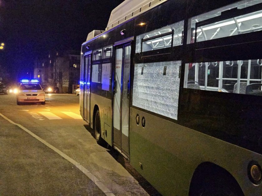 18-годишен младеж стрелял по автобус в Габрово, установи полицията