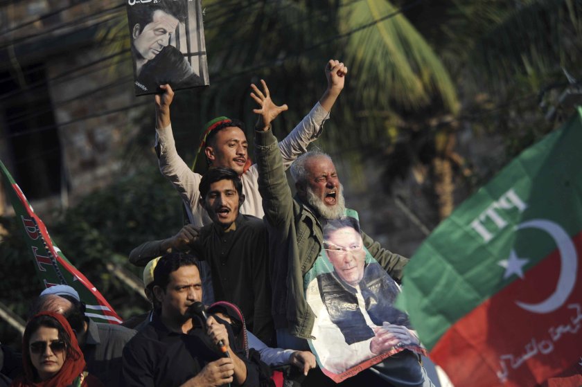 Хиляди поддръжници на бившия премиер на Пакистан Имран Хан, както