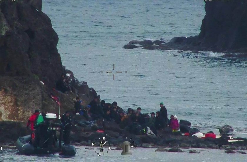 Български граничен кораб спаси 44 бедстващи мигранти до остров Лесбос (СНИМКИ)
