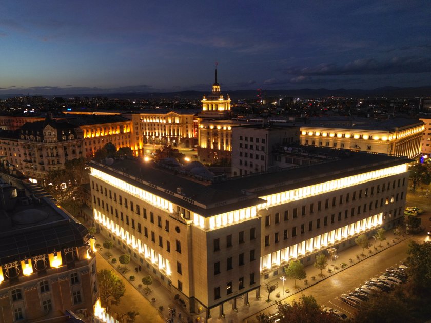 Блокади на пътища с тежка техника, горящи клади от слама