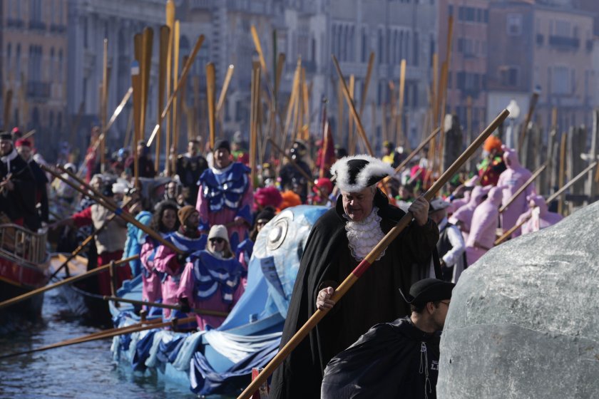 карнавалът венеция привлякъл посетители 166 националности година снимки