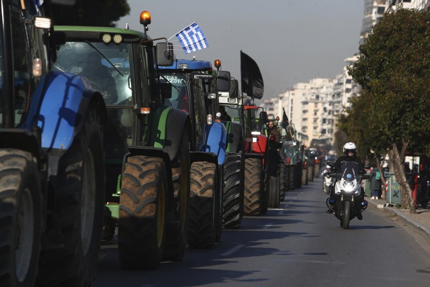 недоволни гръцки фермери поемат атина протест