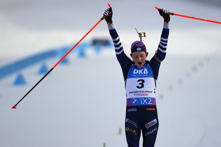 Олимпийската шампионка Жюстин Бреза-Буше (Франция) триумфира в масовия старт на