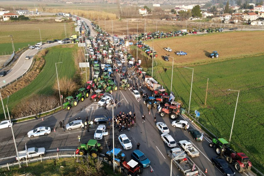 Гръцки фермери се очаква да блокират границата с България