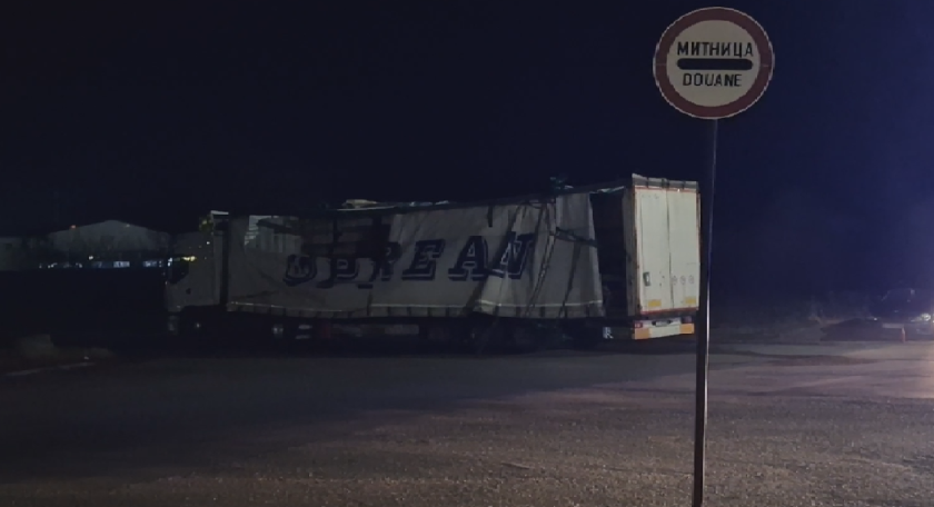 Камион се взриви тази вечер на митницата в град Казанлък.Митницата