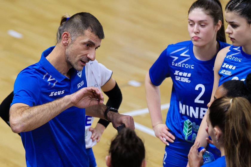 Старши треньорът на женския волейболен отбор на Левски Петър Шопов