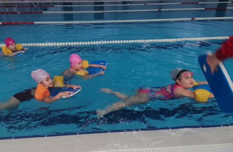 Общо 317 ученици се записаха за безплатни тренировки по плуване в Сливен