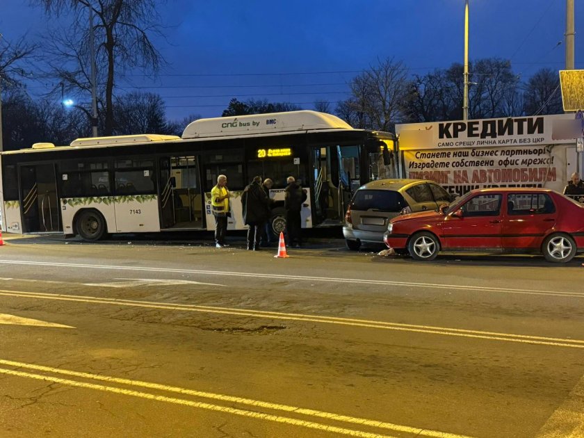 Катастрофа в София - автобус на градския транспорт удари 3