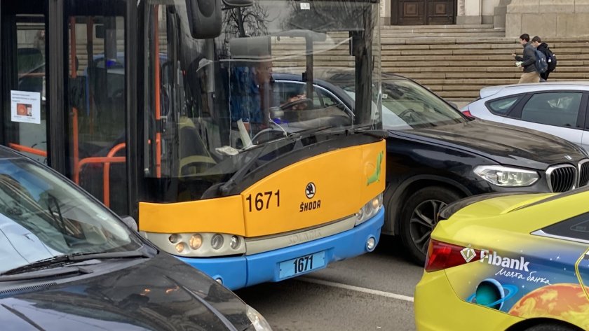 Две жени са пострадали при катастрофа между тролейбус и такси