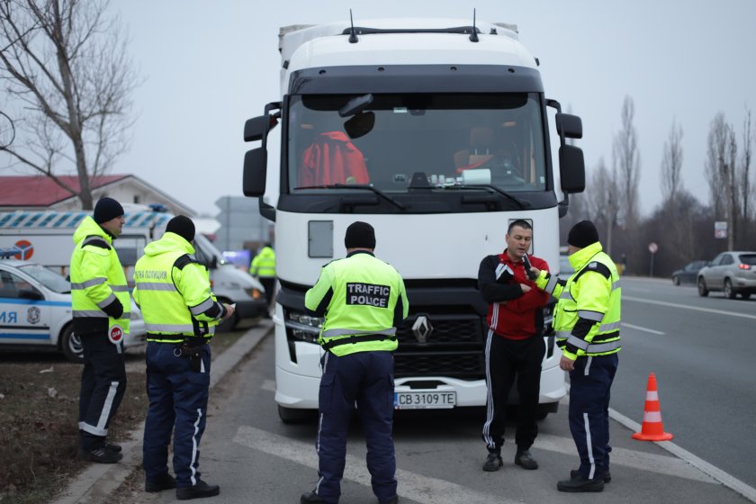Нова акция на МВР: Пътните полицаи ще проверяват тирове и автобуси