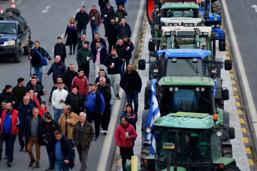 гръцките фермери продължават пътните блокади
