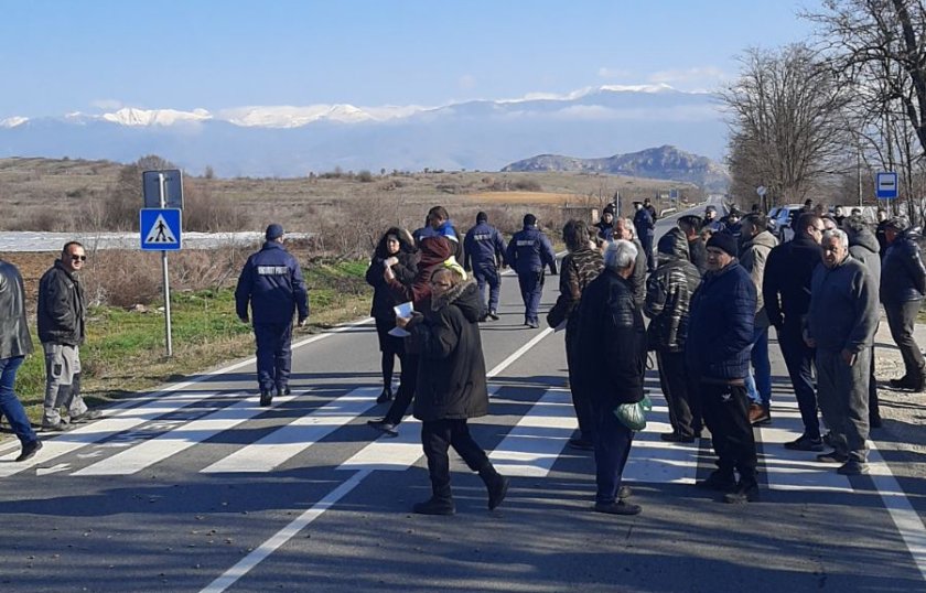 Жители на петричкото село Старчево блокираха пътя за град Петрич