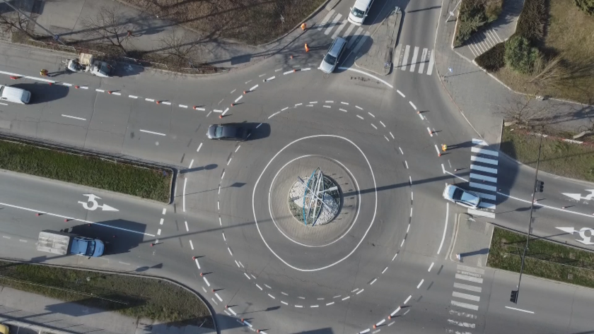 Видео в социалните мрежа с криви кръгове на кръстовище в