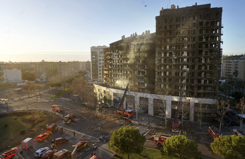 Във Валенсия обявиха тридневен траур след огромния пожар в жилищен
