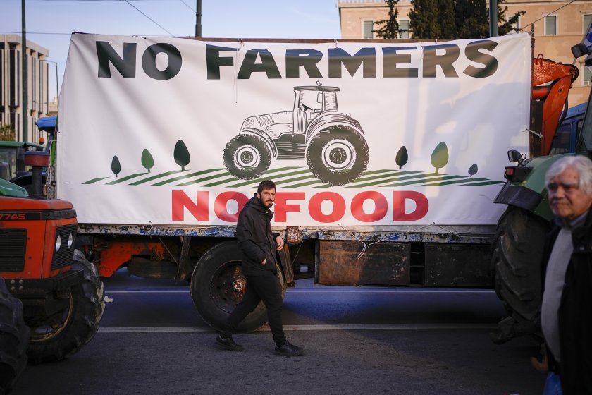 Продължават блокадите на пътища в Гърция от протестиращи земеделци.Фермерите спряха