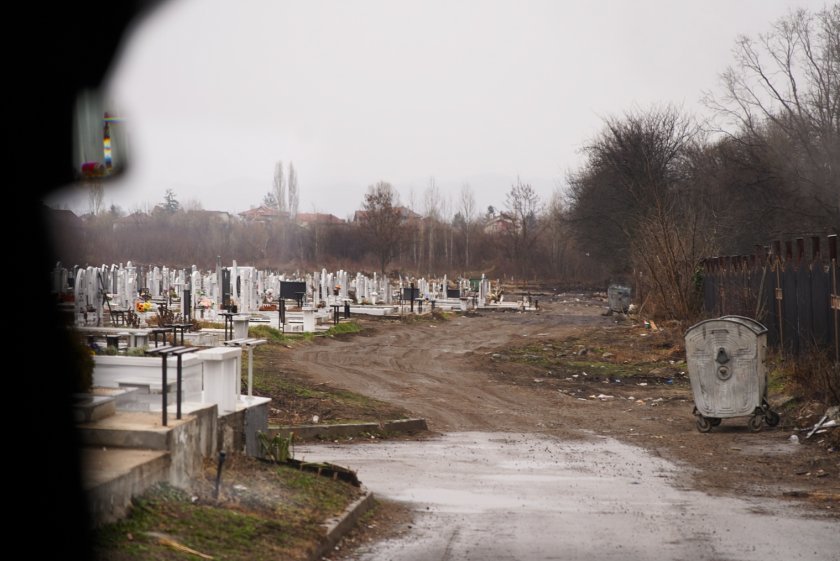 Едва 20 души са назначени за поддръжка на гробищните паркове,