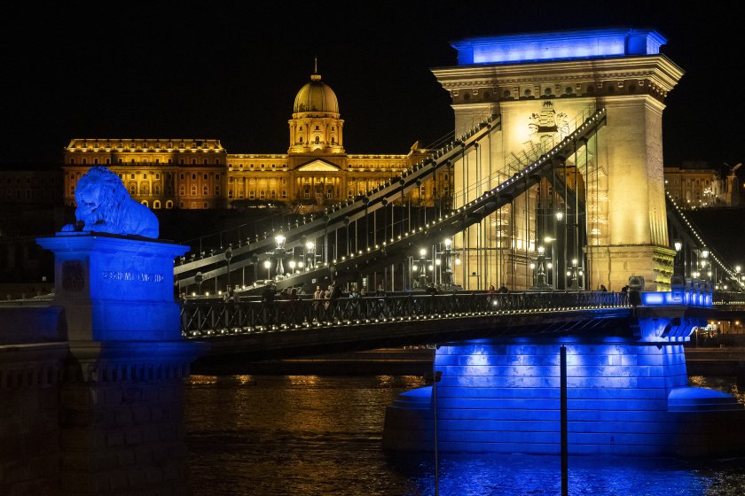Емблематични сгради в Европа бяха осветени в синьо и жълто