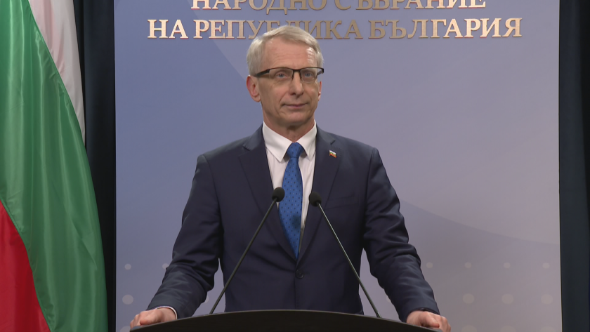 Премиерът Николай Денков дава изявление пред медиите в парламента. Гледайте