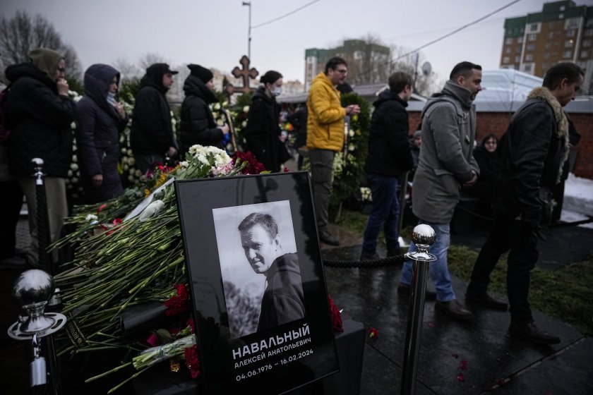 В памет на Навални: Дълги опашки се извиваха до късно снощи в Москва
