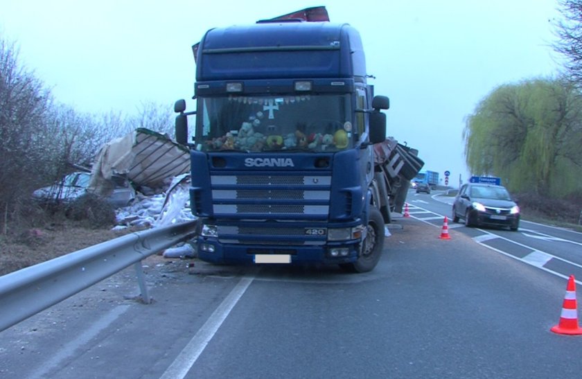 Камион се обърна на пътя Пазарджик - Пловдив