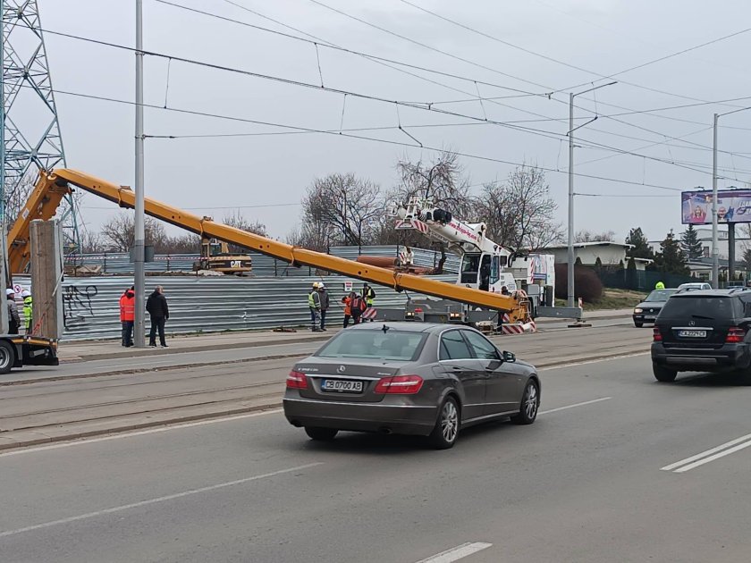 Огромен кран падна върху строежа на метрото при "Червено знаме" (СНИМКИ)