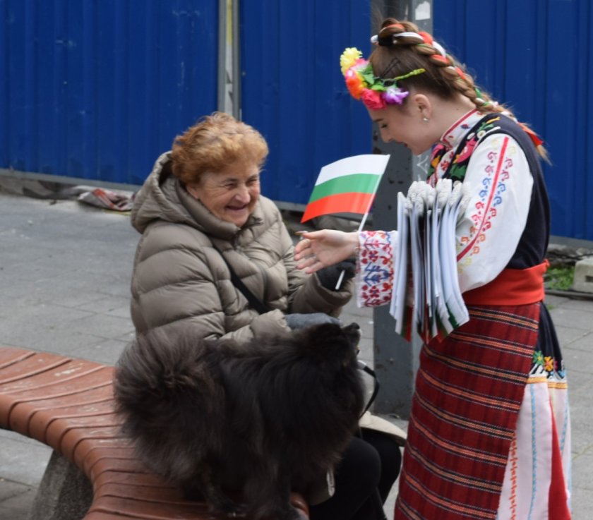 инициатива зарадва 3000 българи бургас март снимки