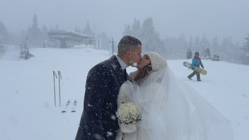 Младоженци от Бургас организираха сватбата си на необичайно място. Двамата