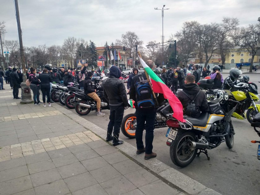 стотици мотористи почетоха националния празник варна