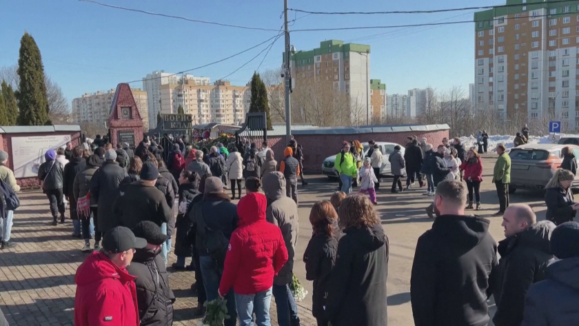 В Москва продължават да отдават почит към Навални