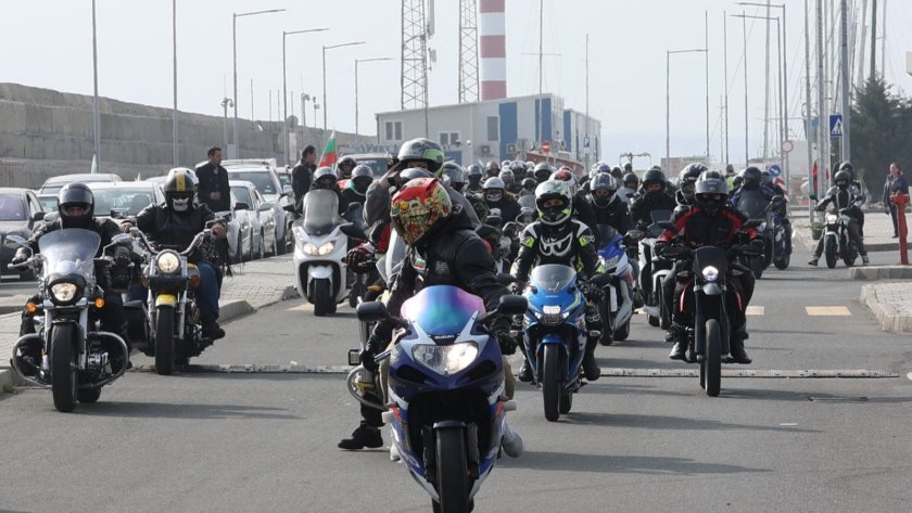 Празнично мотошествие в Бургас (СНИМКИ/ВИДЕО)