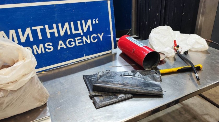 Задържаха хероин, скрит в пожарогасители при Дунав мост (СНИМКИ)