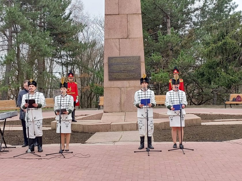 българската общност кишинев поднесе цветя венци обелиска българските опълченци