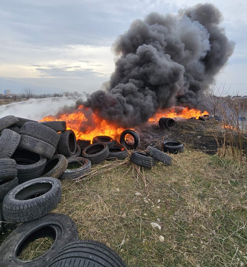 Пожар гори в квартал Христо Ботев в София, запалени са