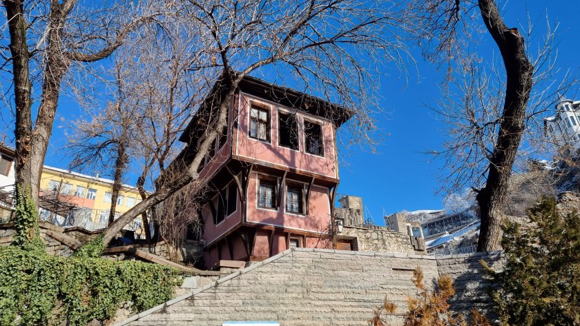 Все още не е започнал ремонтът на Пампоровата къща в Стария Пловдив, която горя в края на януари