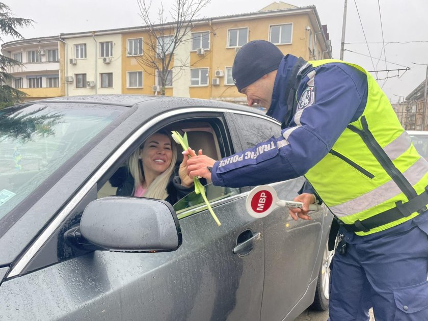 пътни полицаи враца зарадваха цветя жените шофьори март