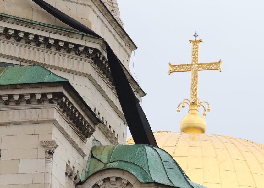 Спуснаха траурни знамена над Светия синод и патриаршеския храм "Св. Александър Невски"