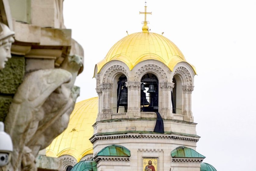 Близо 13 часа продължи поклонението пред патриарх Неофит. До късно