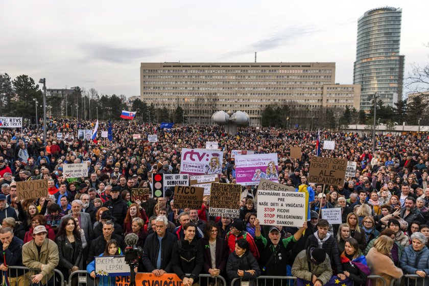 Хиляди хора се събраха на митинг в Словакия, за да