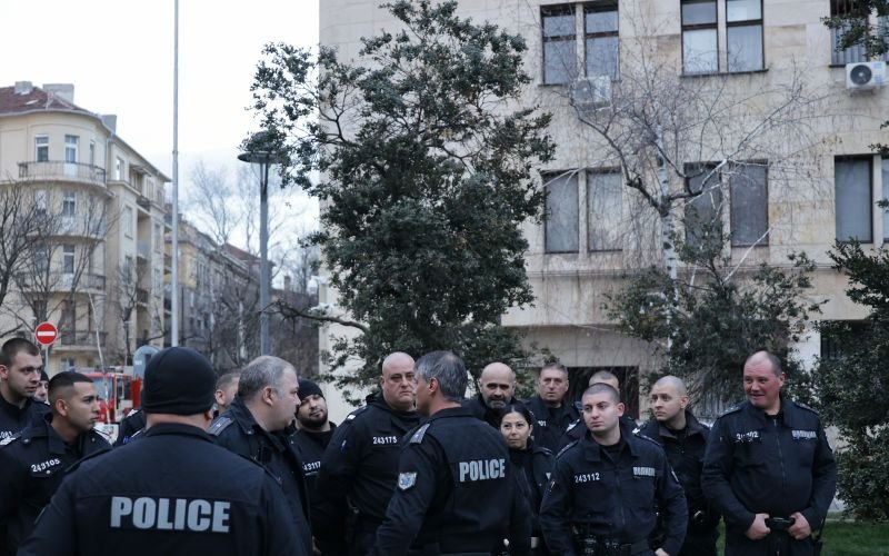 Засиленото полицейско присъствие в центъра на София остава. На среща