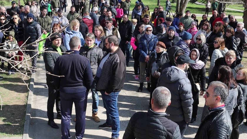 Десетки жители на Добрич се събраха на бдение за жертвата на психично болен мъж