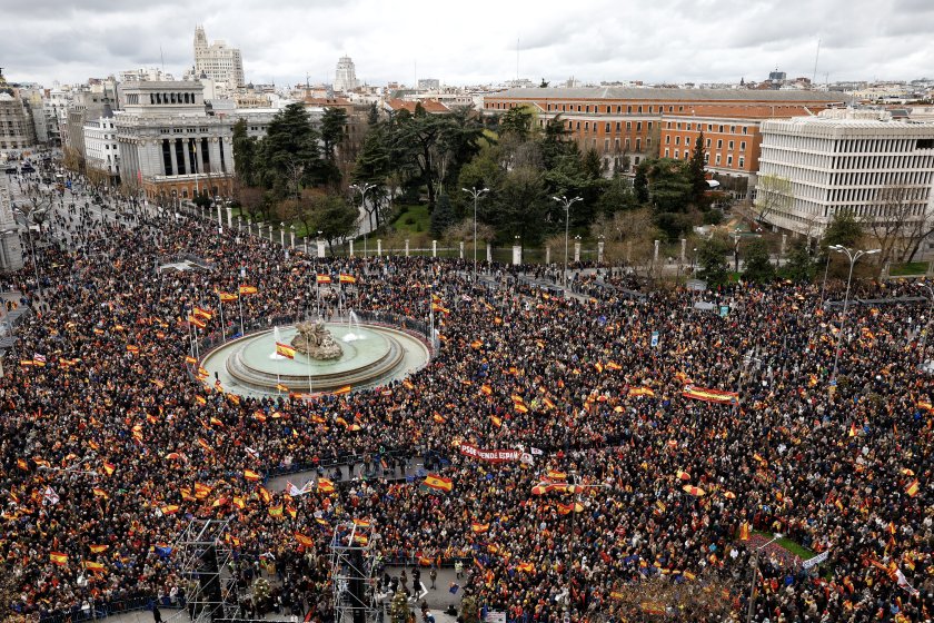 хиляди испанци протестираха амнистията каталунски сепаратисти снимки