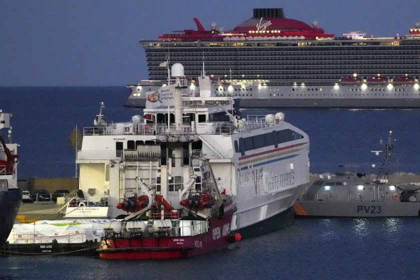 Кораб с тонове хуманитарна помощ отплава от Кипър за Газа.