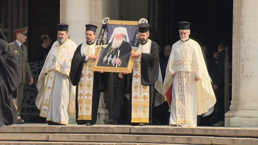 Започна литийното шествие, което ще съпроводи патриарх Неофит в последния