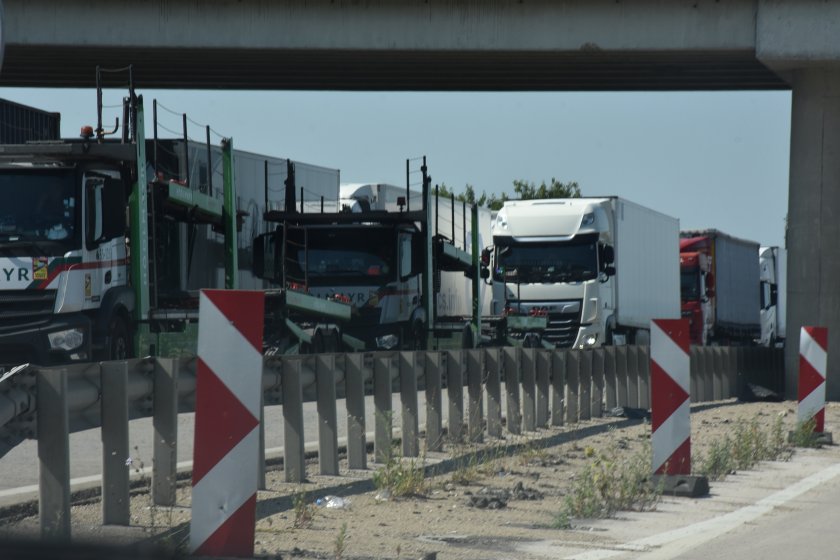 Интензивно движение за тирове на някои от граничните пунктове с Румъния, Гърция и Сърбия