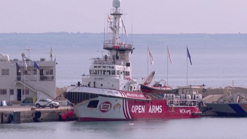 Отплаването на кораба Oупън армс, натоварен с хуманитарни помощи за