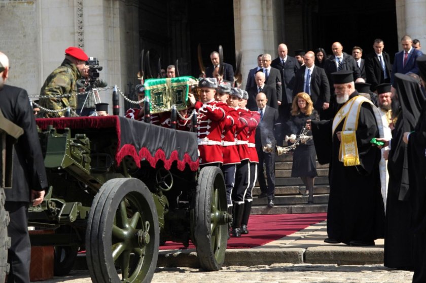 Литийно шествие изпрати патриарх Неофит до храм "Св. Неделя", където бе погребан