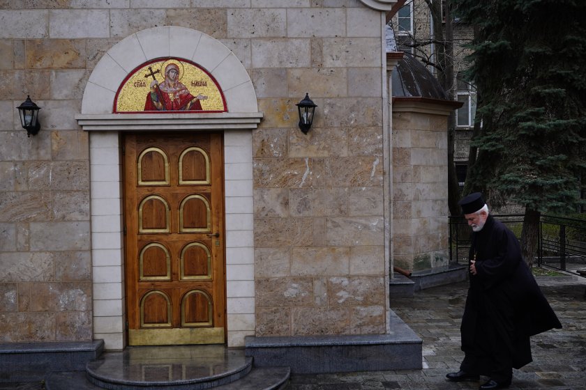 Тленните останки на Патриарх Неофит ще бъдат положени днес за