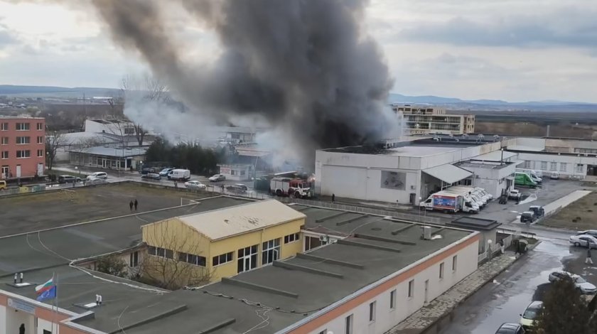 Голям пожар горя в склад в Слънчев бряг