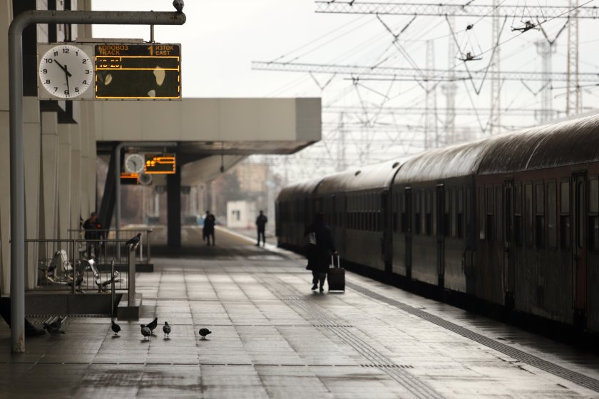 Седем влака тръгнаха със закъснение от Централна гара София. Композициите